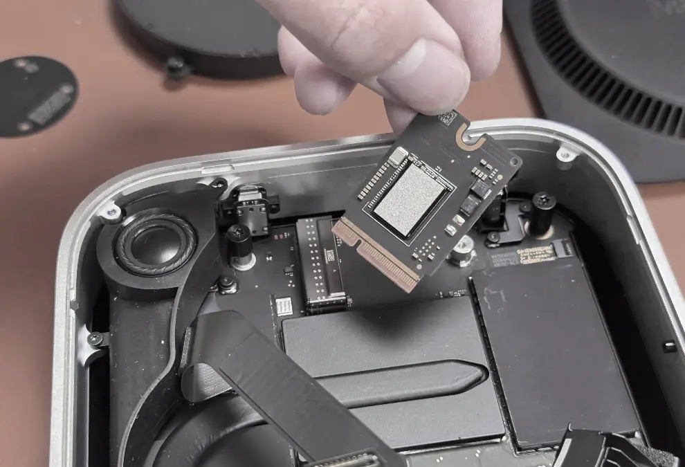 Desmontagem do Mac mini para atualizar o SSD