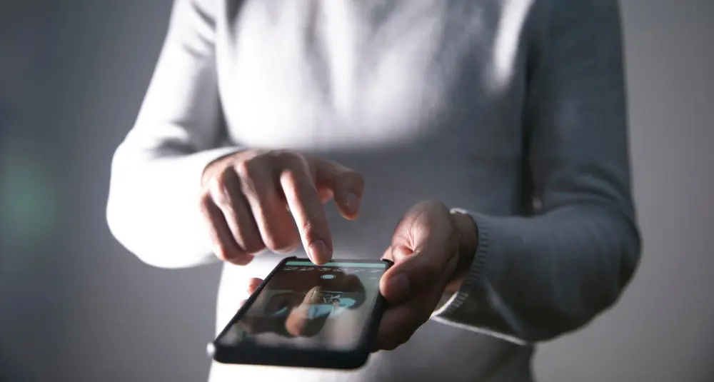 Os 10 sinais de que o seu celular pode estar sendo espionado